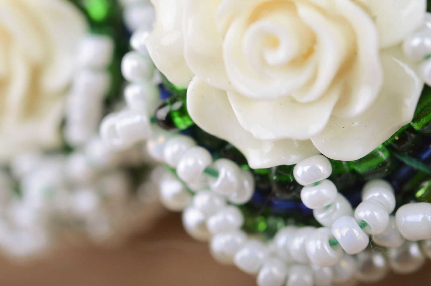 Elegante große Ohrstecker Blumen in Grün und Weiß aus Glasperlen handmade für Damen foto 1