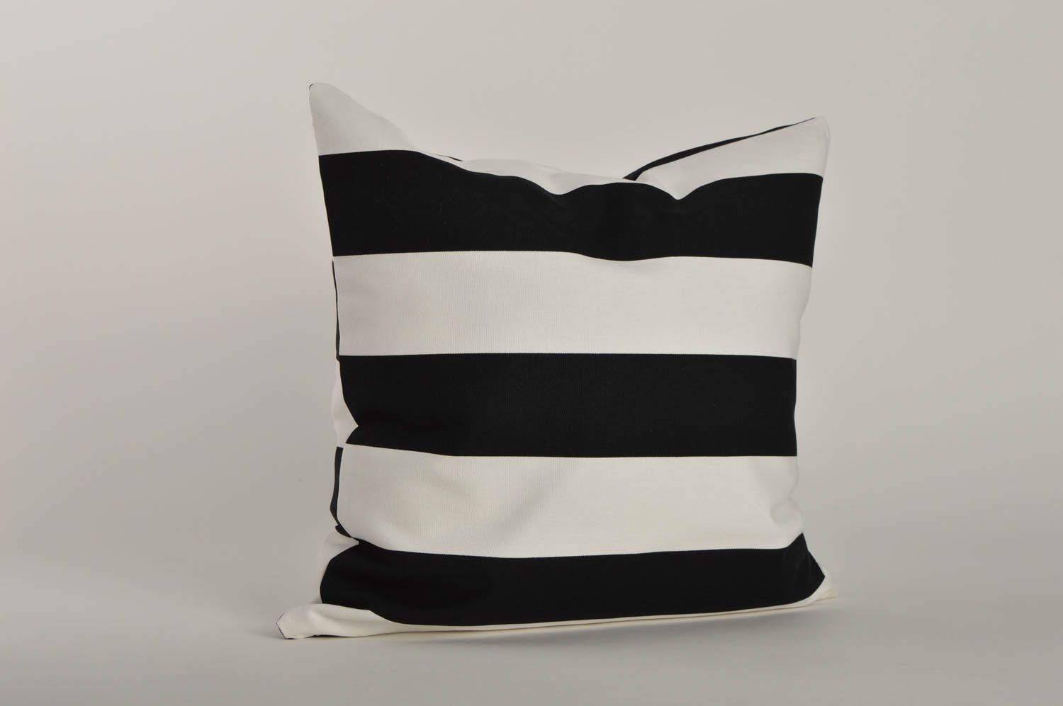 Декоративная наволочка handmade черно-белая необычный подарок текстильный декор фото 1
