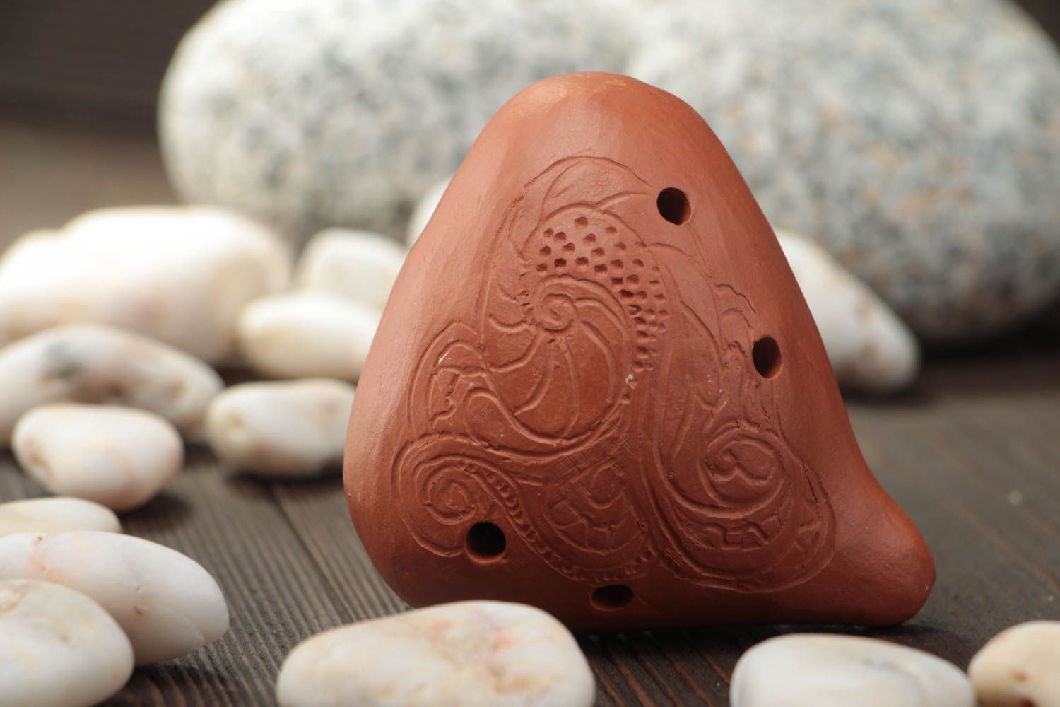 Глиняная окарина коричневая необычной формы с узорами небольшая ручная работа фото 1