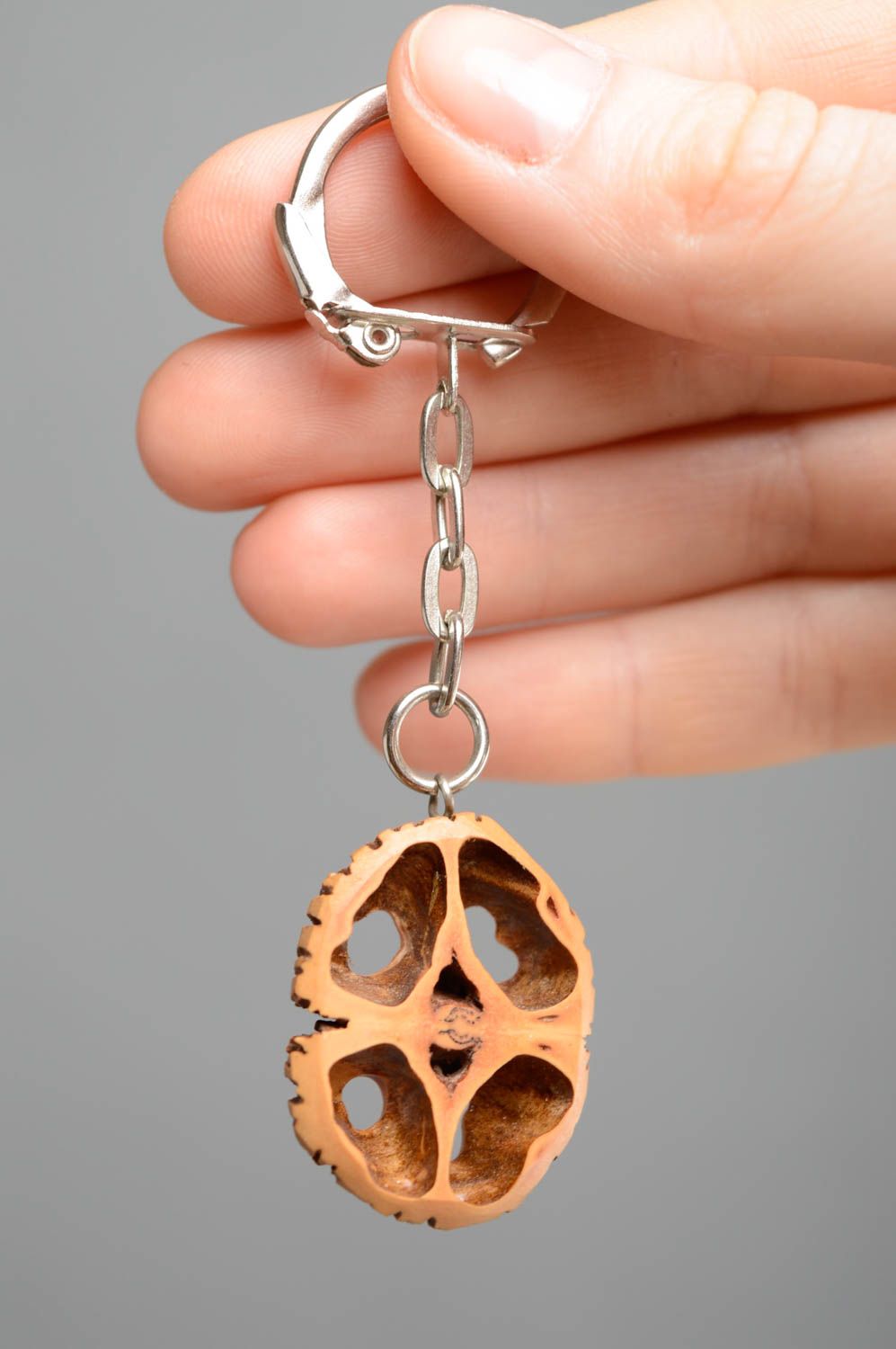 Porte-clés en noix fait main original marron avec fourniture métallique photo 2