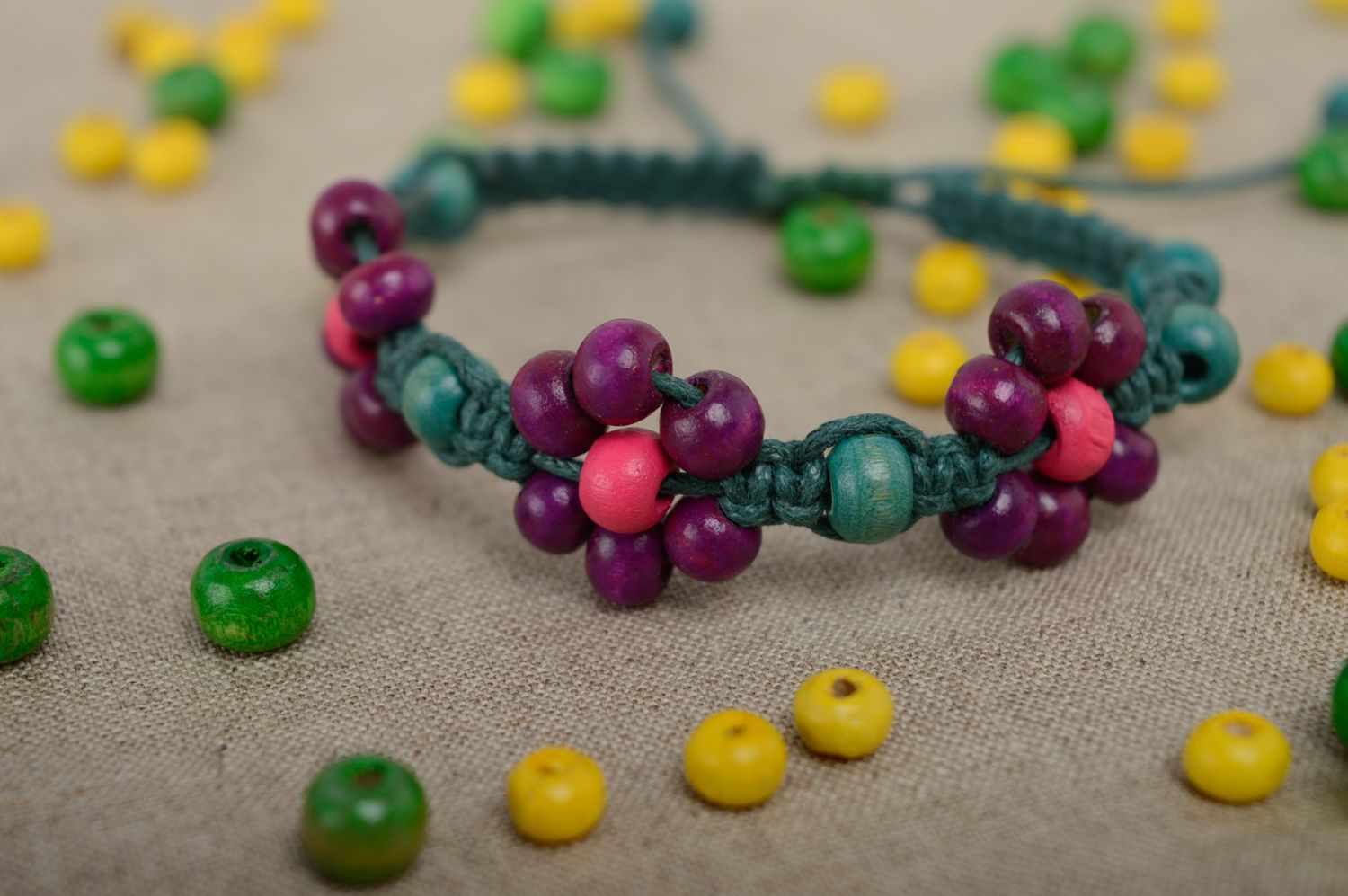 Bracelet en macramé lacet ciré et perles multicolores en bois fait main photo 2
