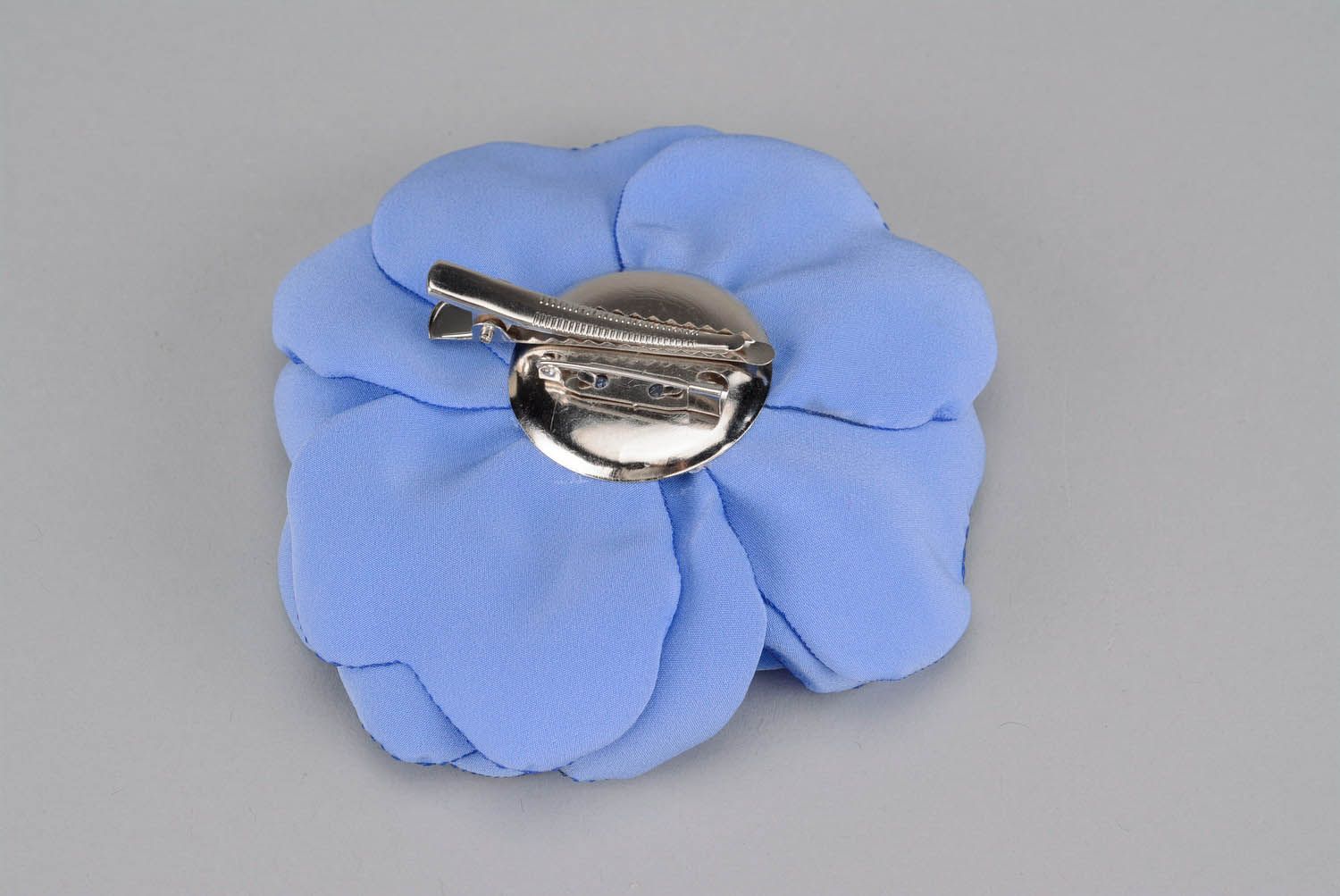 Broche-prendedor em forma de flor azul  foto 2