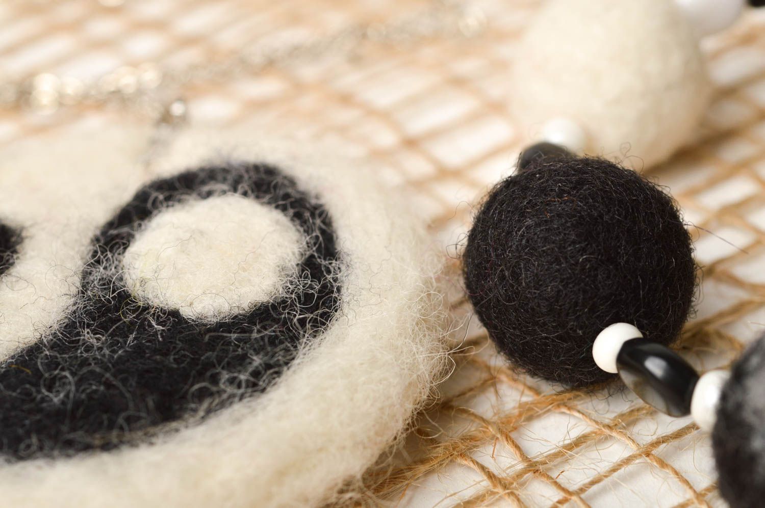 Ciondolo e braccialetto fatti a mano accessori in feltro bigiotteria in lana foto 4