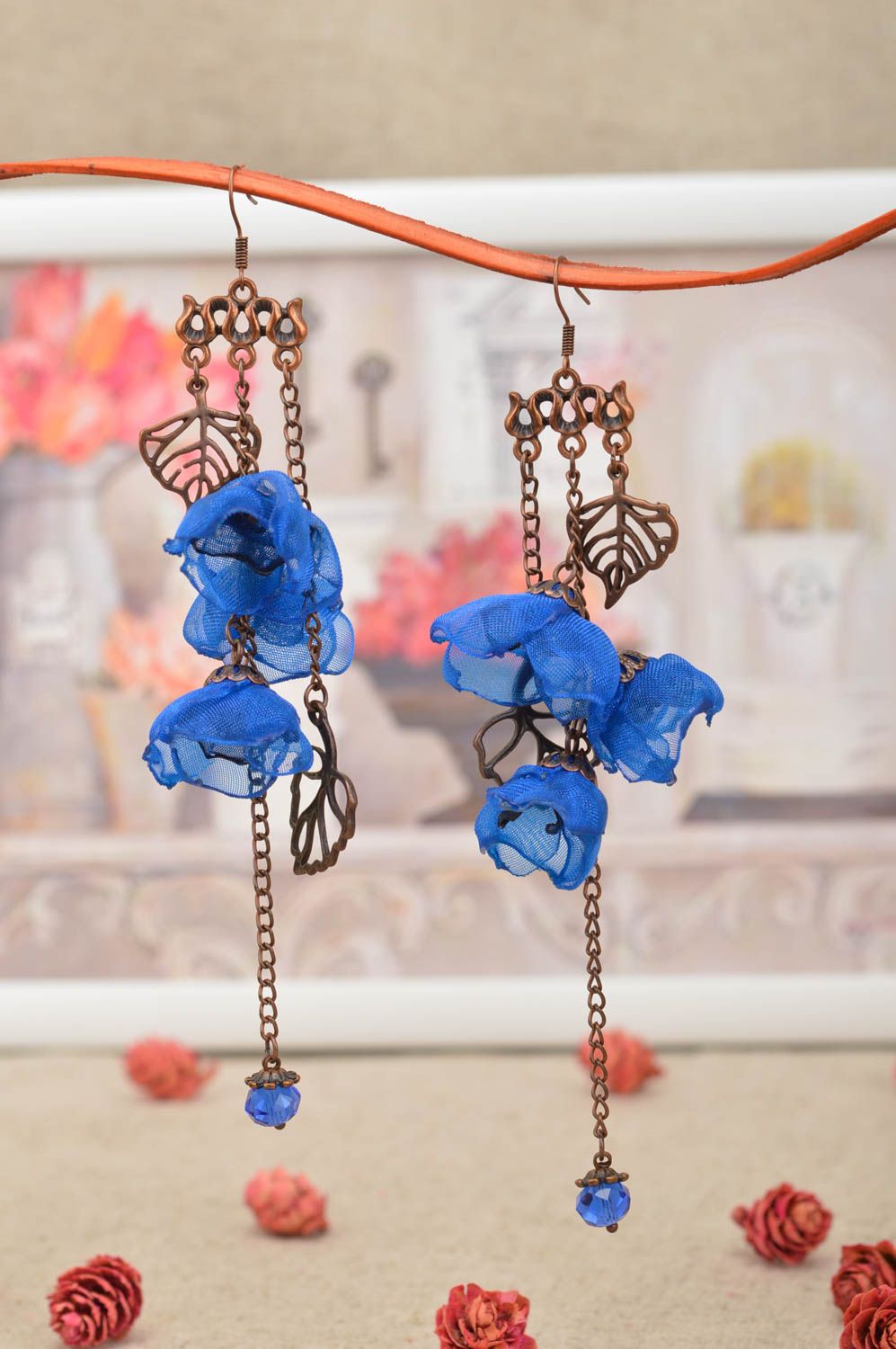 Серьги в виде цветов из шифона ручной работы авторские синие с подвесками фото 1