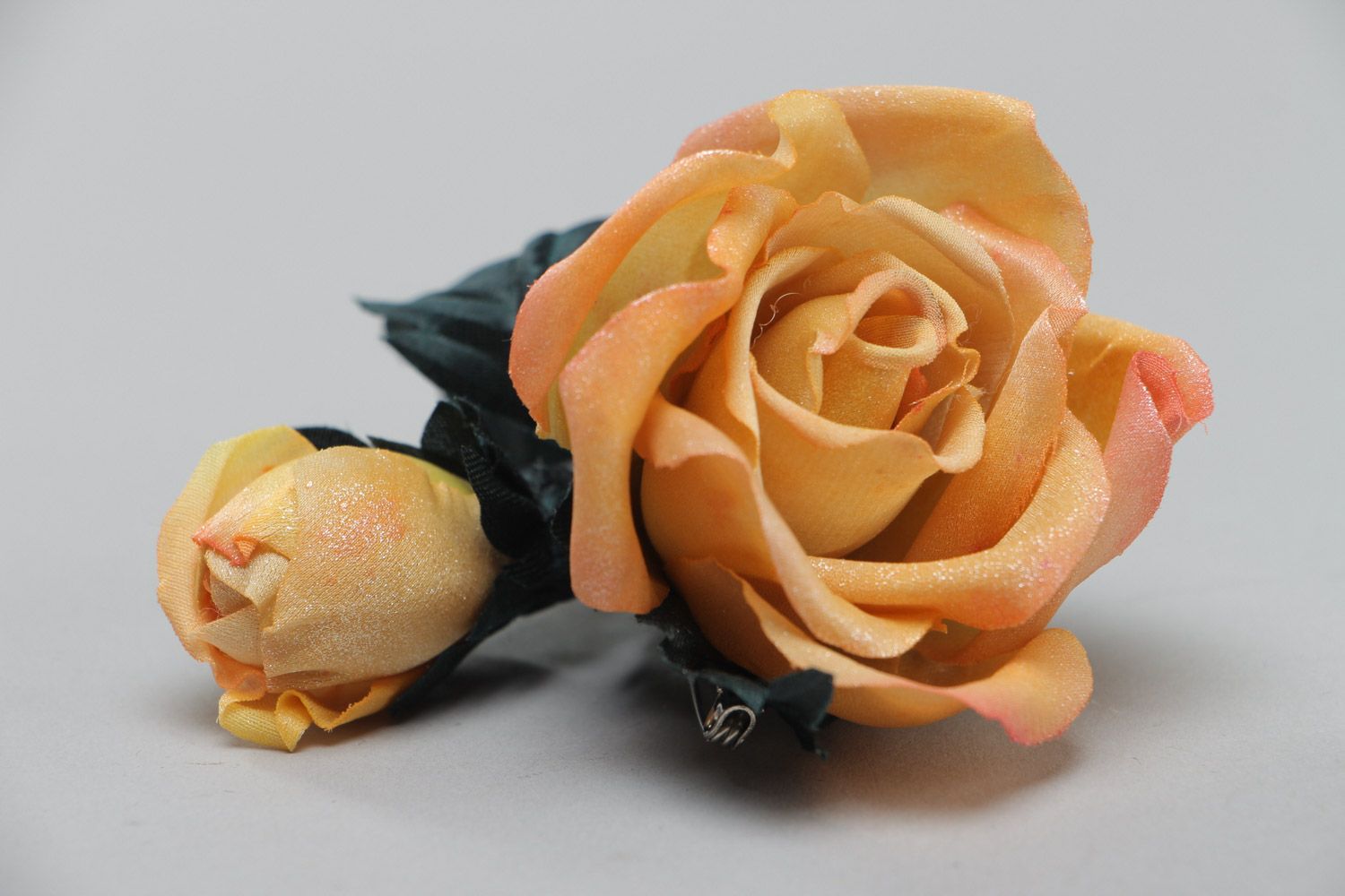 Текстильная брошь в виде желтых роз из натурального шелка и атласа ручной работы фото 3