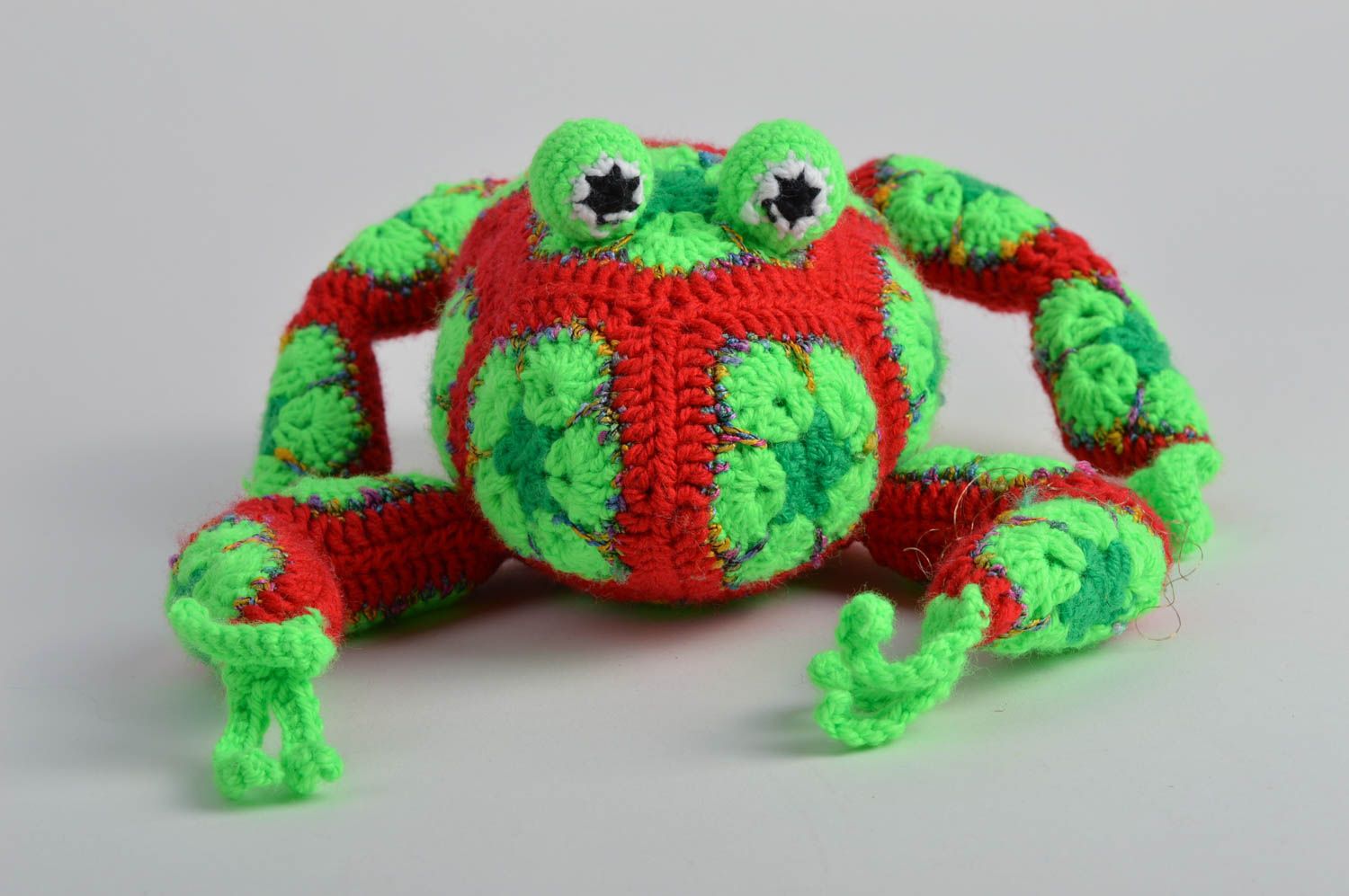Peluche grenouille faite main Jouet au crochet Déco maison vert rouge originale photo 2