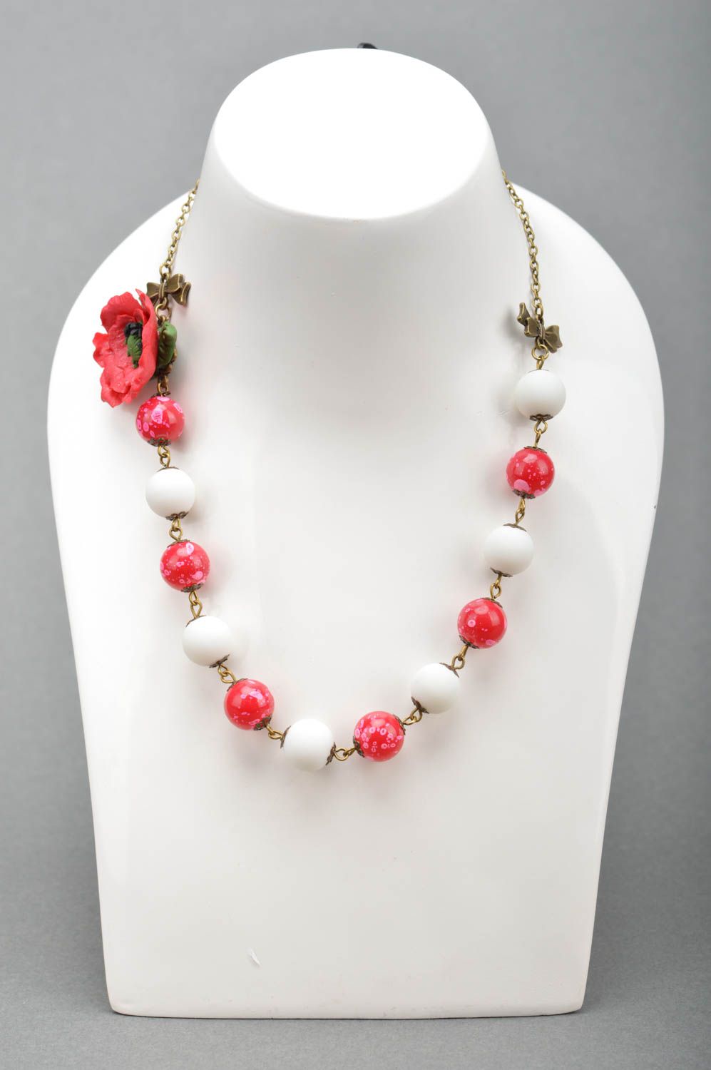 Künstlerische Halskette aus Polymerton rot mit weiß handgeschaffene Mohnblumen foto 3