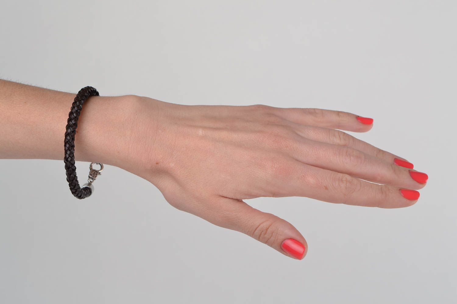 Braunes stilvolles geflochtenes Armband aus Leder handmade Schmuck für Frauen foto 2