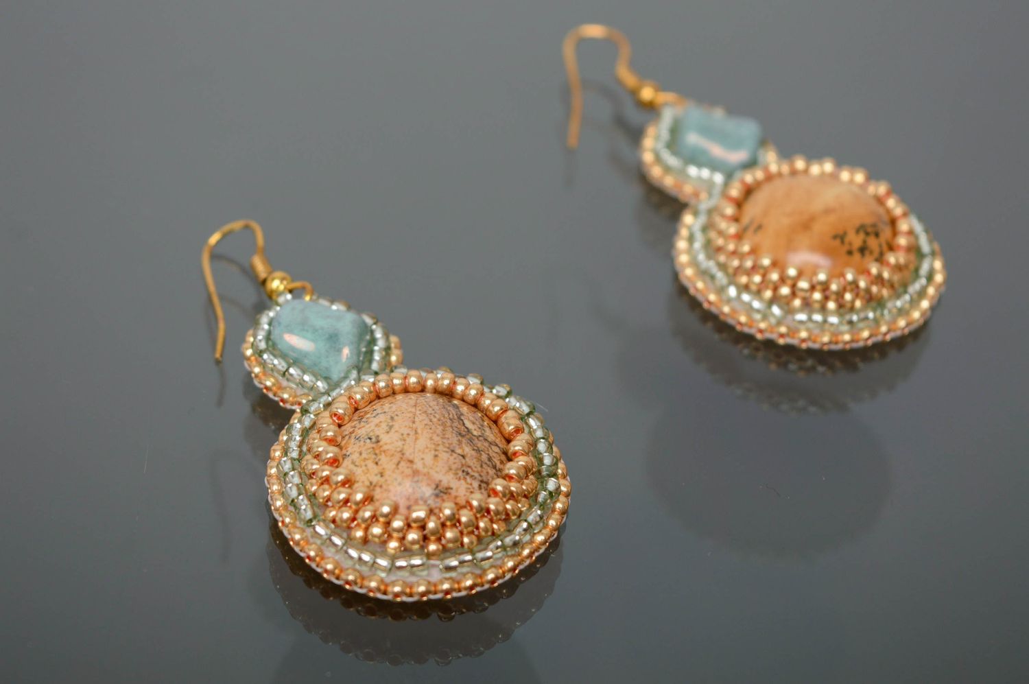 Boucles d'oreilles en perles de rocaille avec jaspe  photo 1