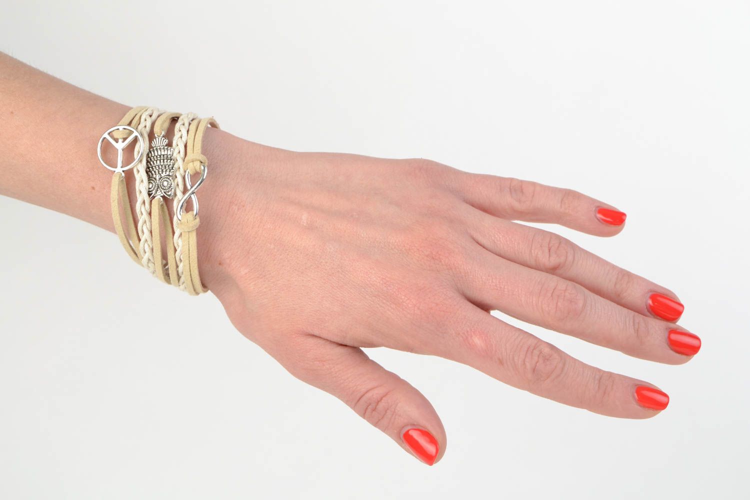 Bracelet en daim beige pendentifs hibou infini symbole de la paix fait main photo 2