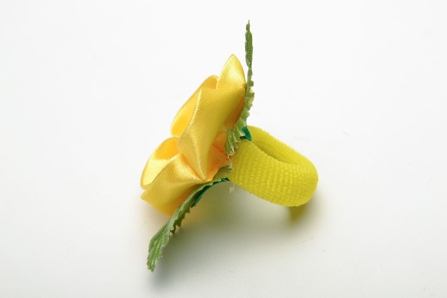 Élastique pour cheveux fleur jaune vert en rubans fait main technique kanzashi photo 3