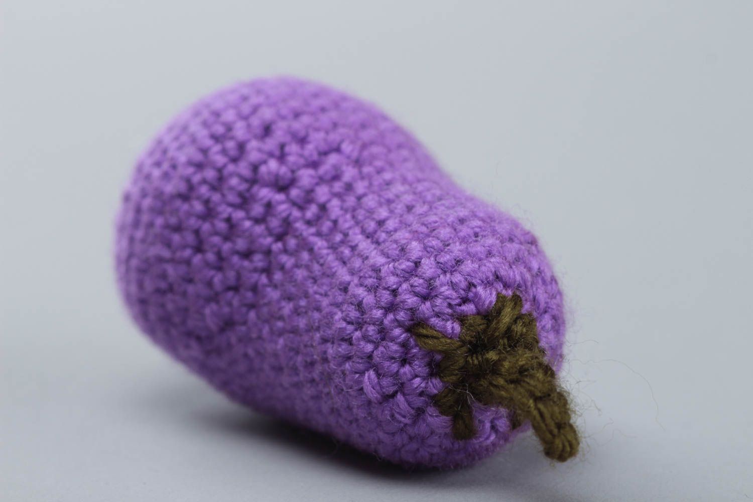 Petit jouet mou tricoté fait main en fils acryliques aubergine décoration photo 3