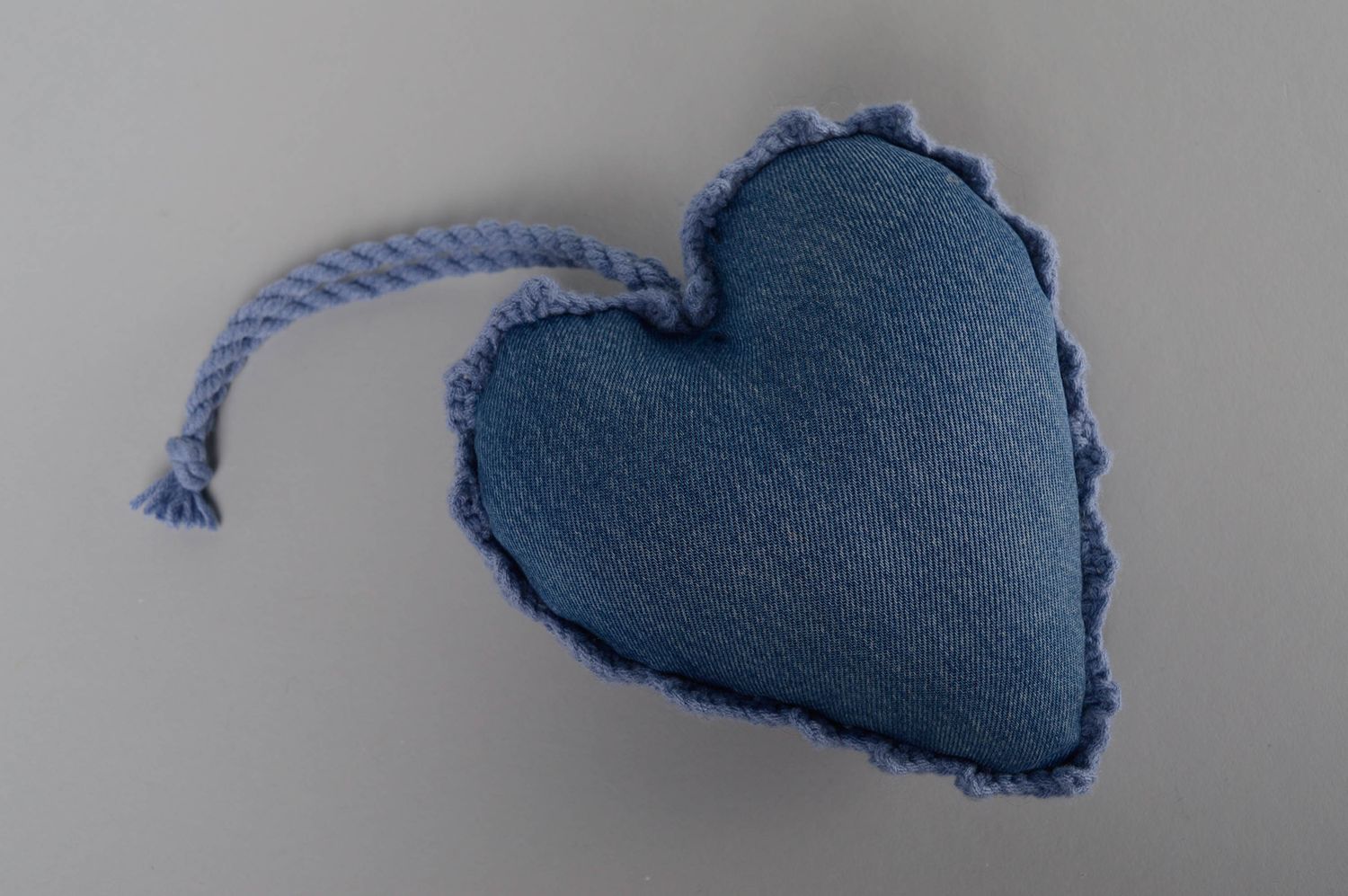 Suspension décorative Coeur Bleu tricoté de fils à la main photo 2