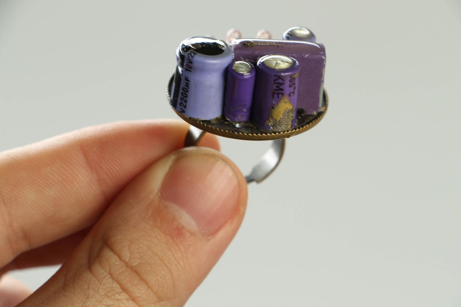 Bague cyberpunk ronde avec circuit micro-électronique photo 4