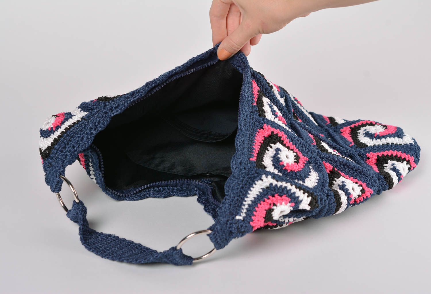 Grand sac à main tricoté au crochet fait main bleu à motif avec une anse photo 4