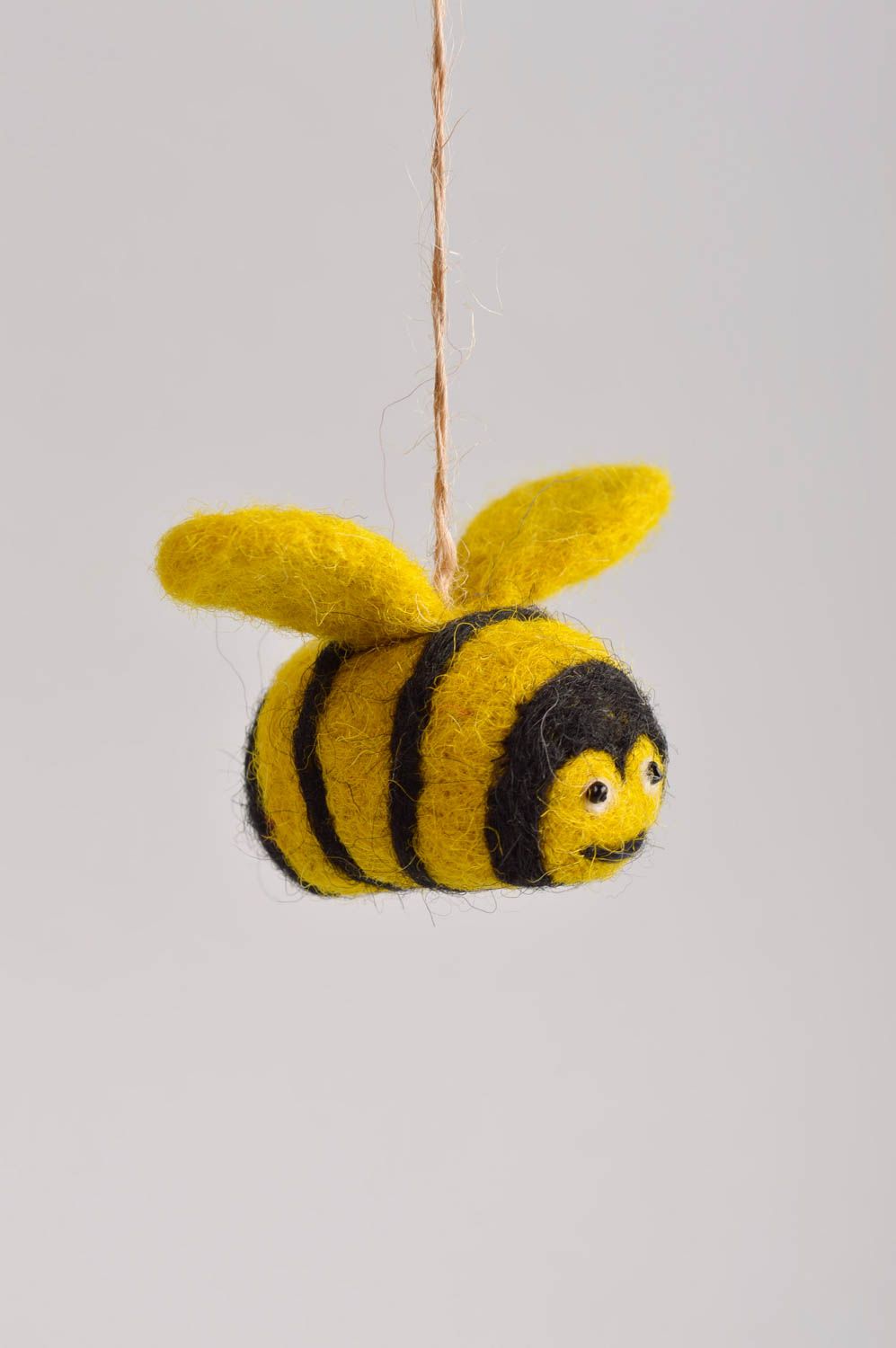 Peluche abeille Jouet fait main en laine feutrée à suspendre Cadeau enfant photo 5
