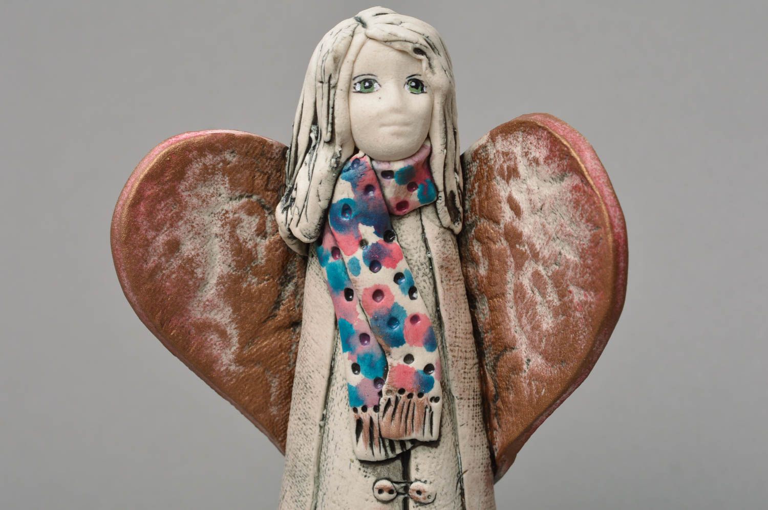 Фарфоровая статуэтка ангел ручной работы расписанный глазурью для декора дома фото 3