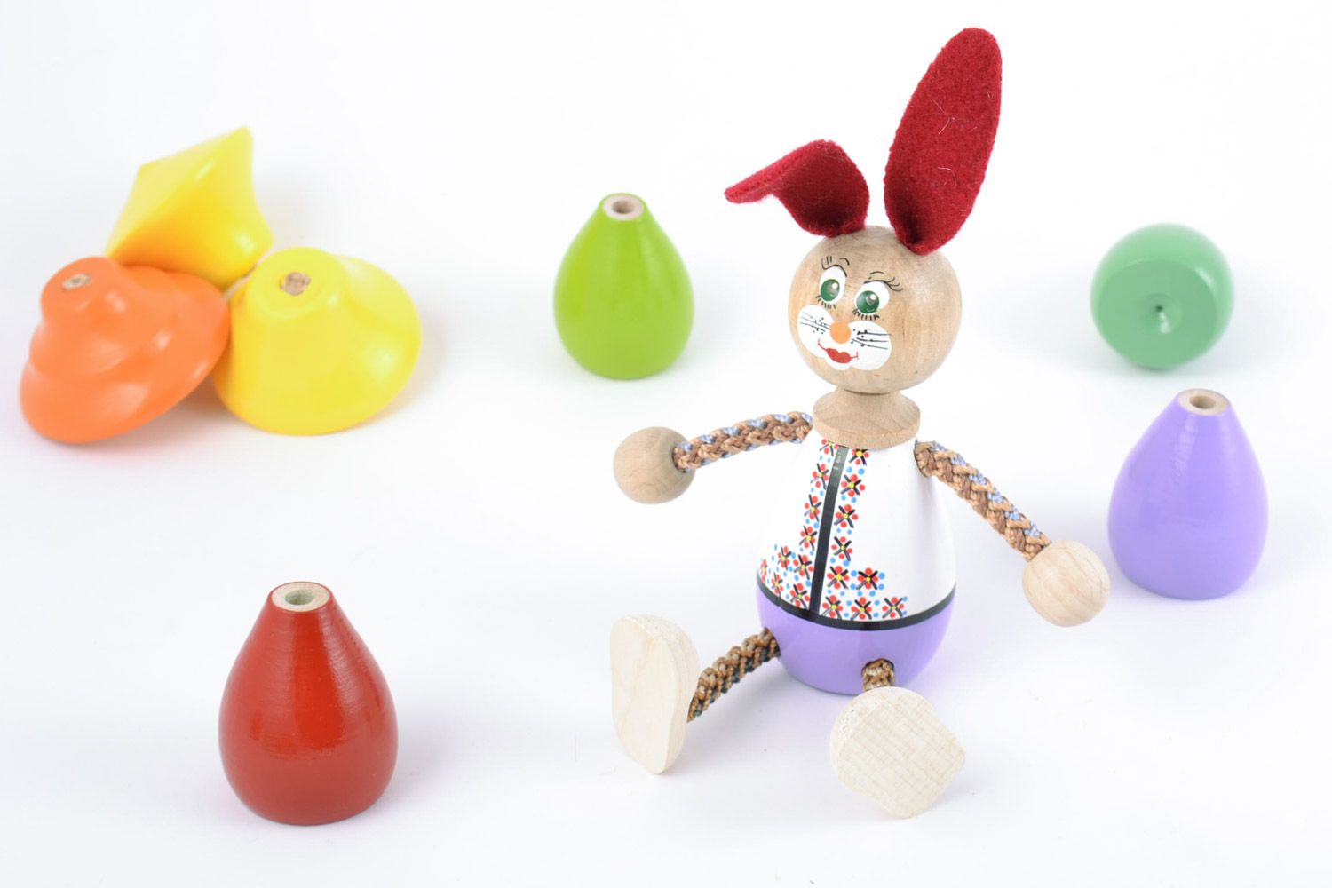 Handgemachtes buntes bemaltes geschnitztes Öko Spielzeug aus Holz Hase für Kinder foto 1