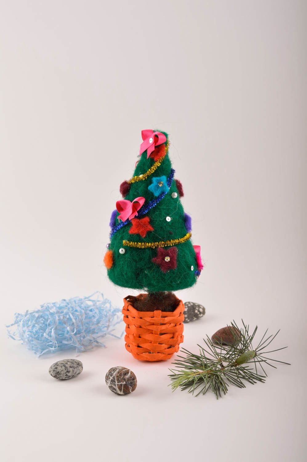 Handmade kleiner Deko Tannenbaum aus Wolle Deko für Weihnachten Wohn Accessoire  foto 1