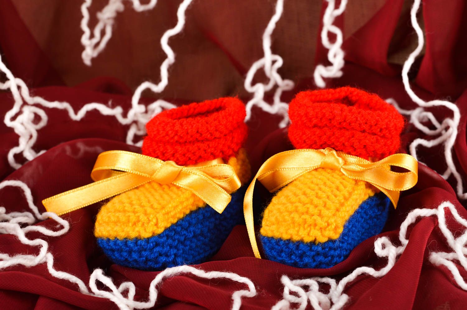 Chaussons bébé faits main Chaussures bébé tricot de couleurs vives Vêtement bébé photo 1