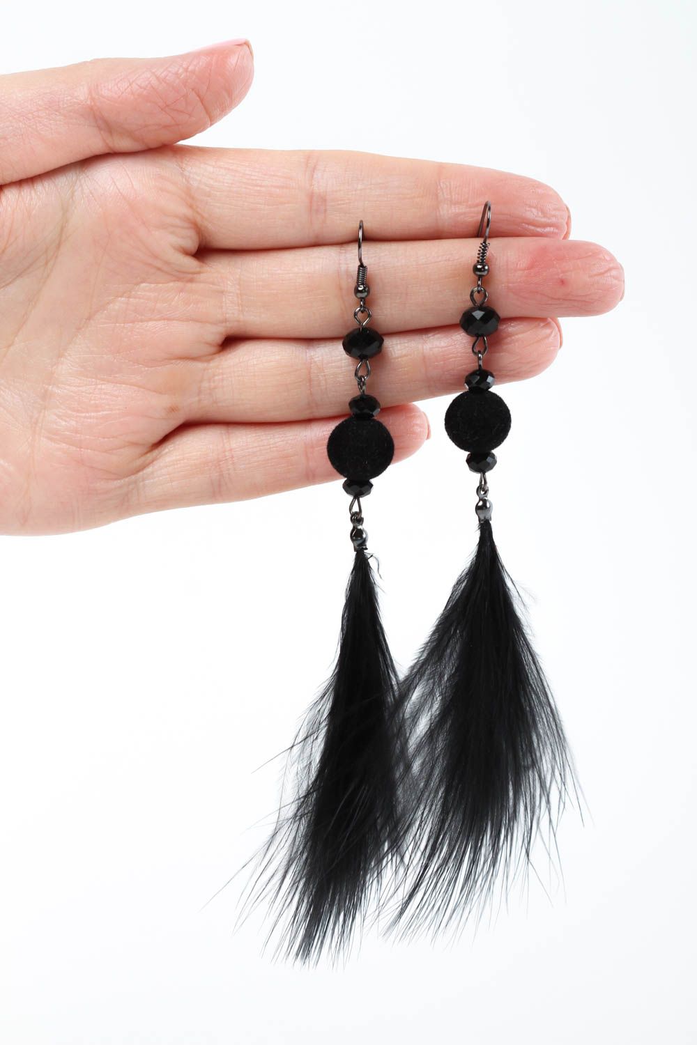 Boucles d'oreilles pendantes Bijou fait main noires avec plumes Cadeau femme photo 5