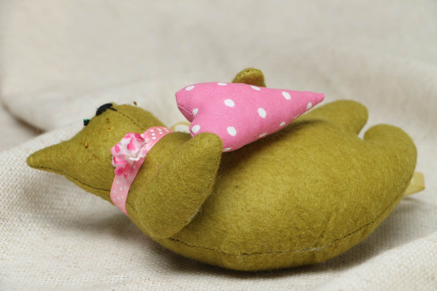 Мягкая игрушка в виде оливкового кота с сердцем фото 3