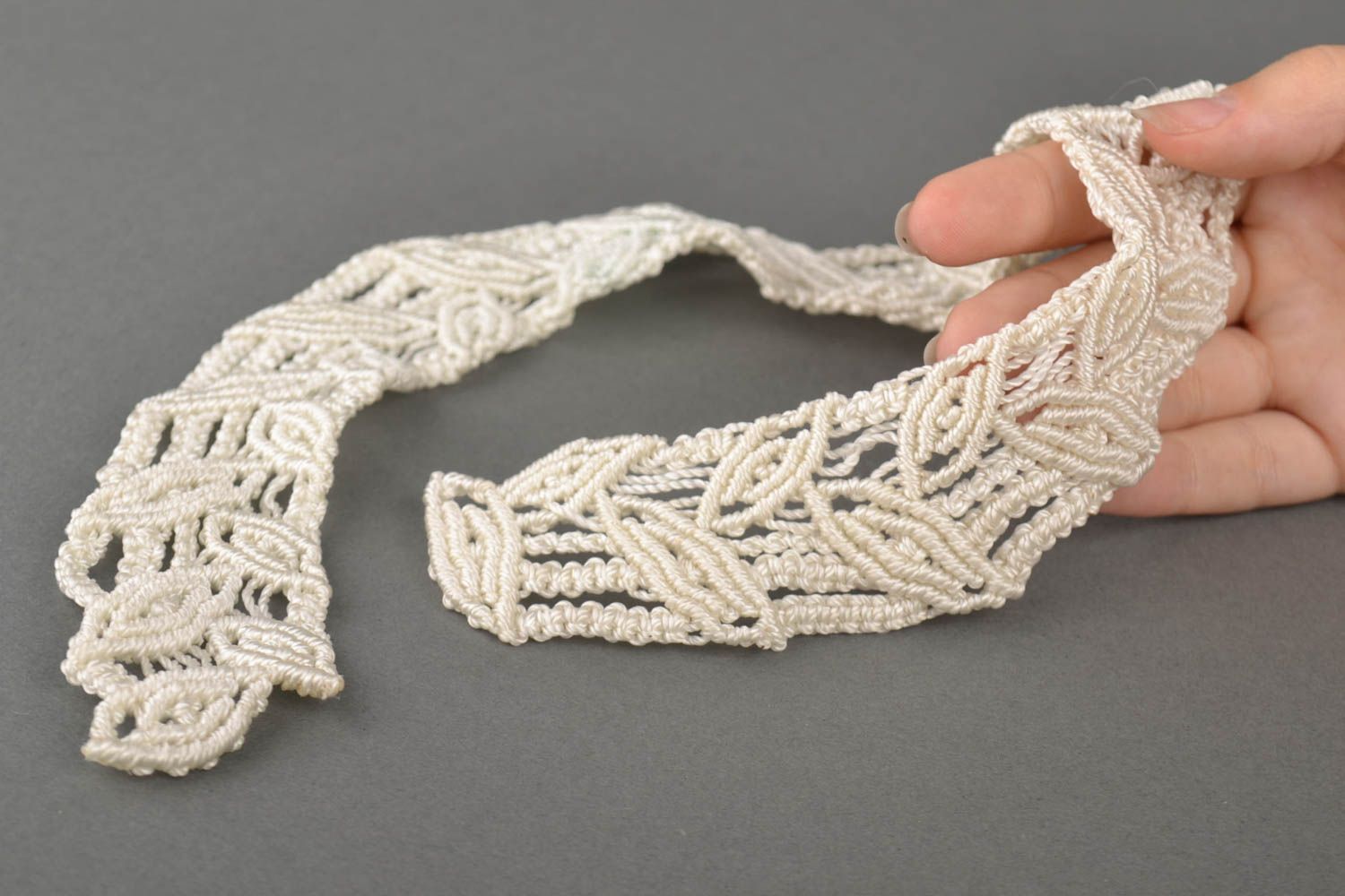 Handmade weißer Kragen Makramee Schmuck Accessoire für Frauen aus Fäden foto 5