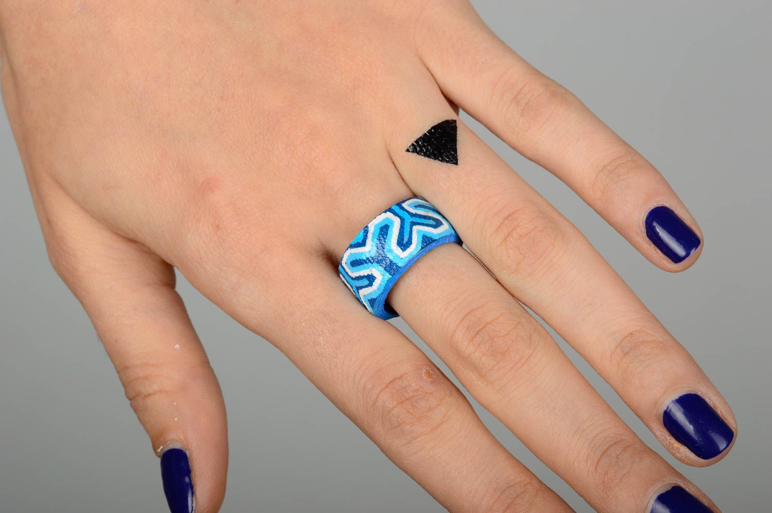 Кольцо ручной работы кожаный аксессуар голубой оригинальное кольцо с росписью фото 2