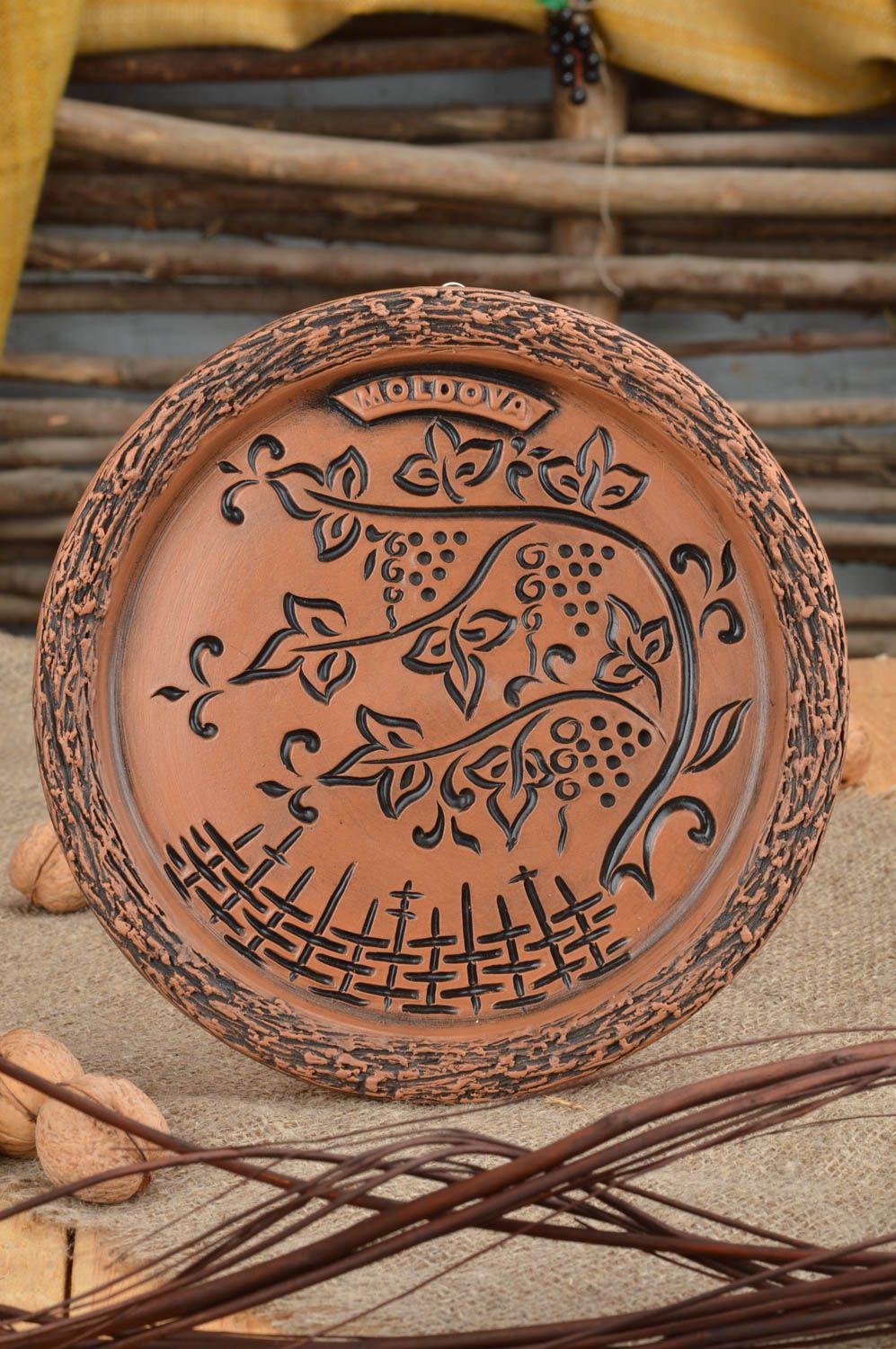 Belle assiette en céramique ethnique ronde faite main avec ornements murale photo 1