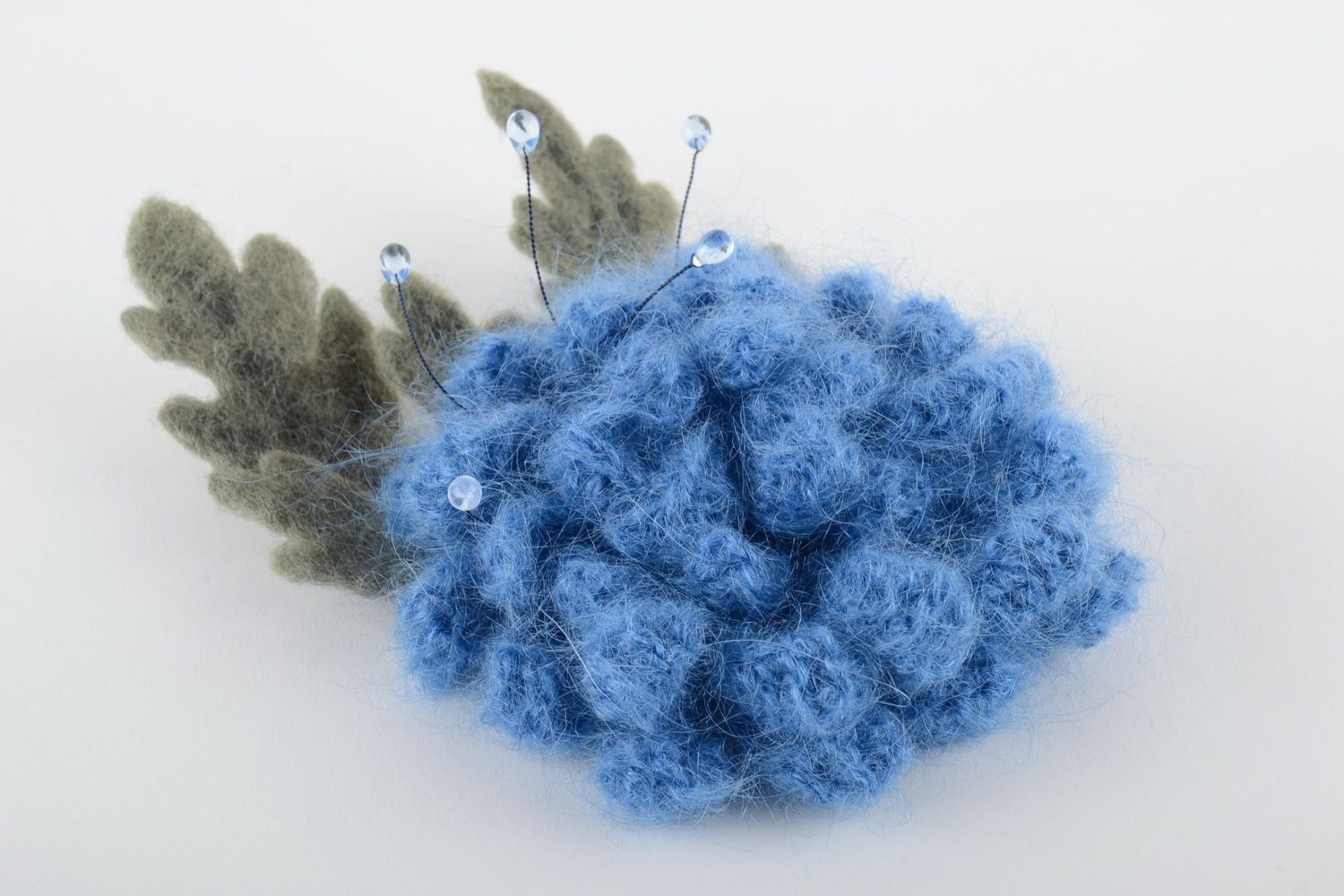 Grande broche fleur bleue tricotée en laine originale faite main pour femme photo 2