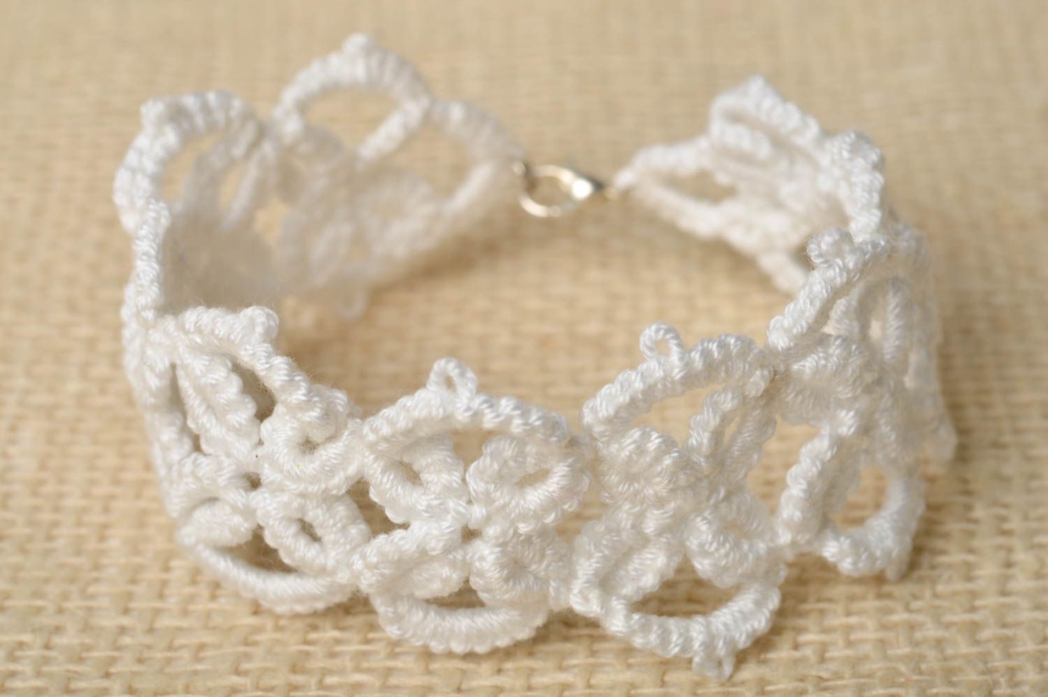 Bracelet textile Bijou fait main au crochet blanc Accessoire femme design photo 5