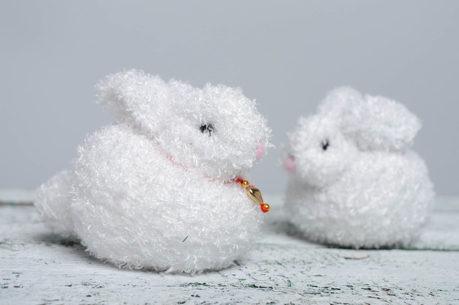Мягкие вязаные игрушки Кролики белые фото 1