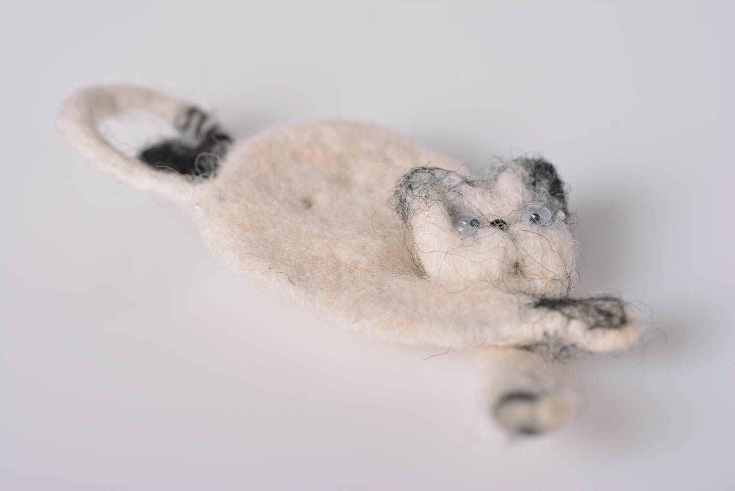 Broche chat blanc Bijou fait main en laine feutrée design original Cadeau femme photo 4