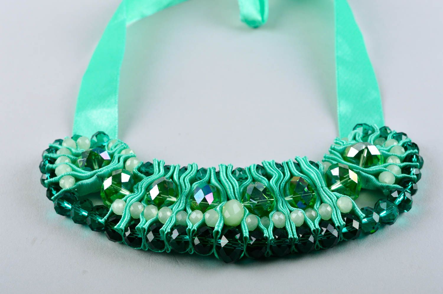Collier fantaisie Accessoire fait main sur rubans avec cristaux Cadeau femme photo 3