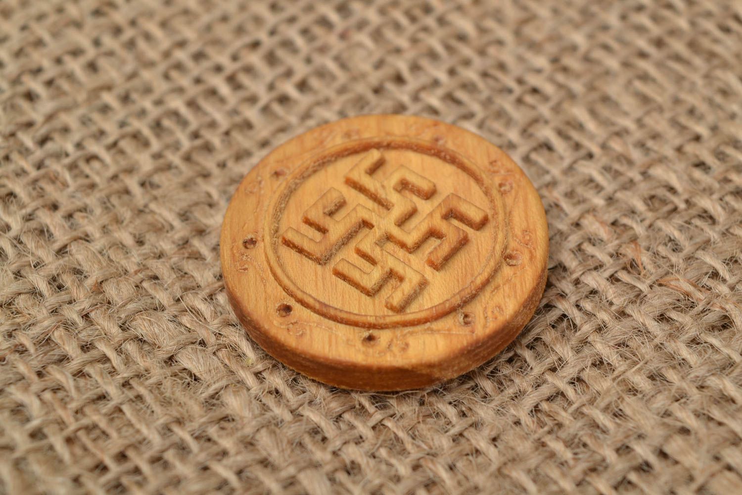 Handgemachtes rundes öko reines Holz Amulett für Schutz in Braun mit Symbolik  foto 1
