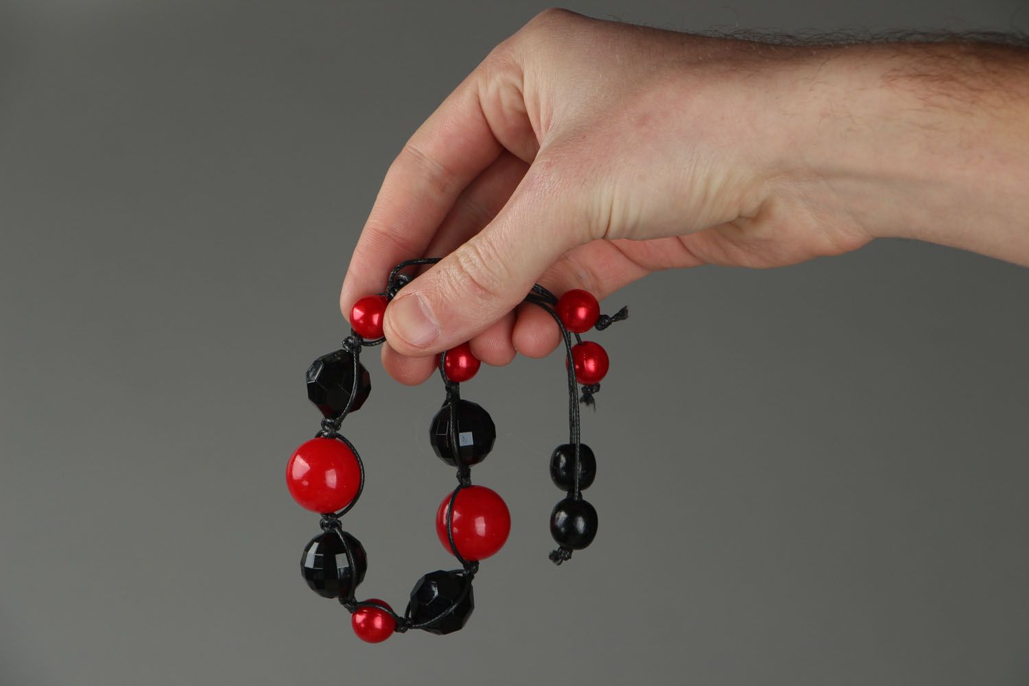 Bracelet with red and black beads photo 5