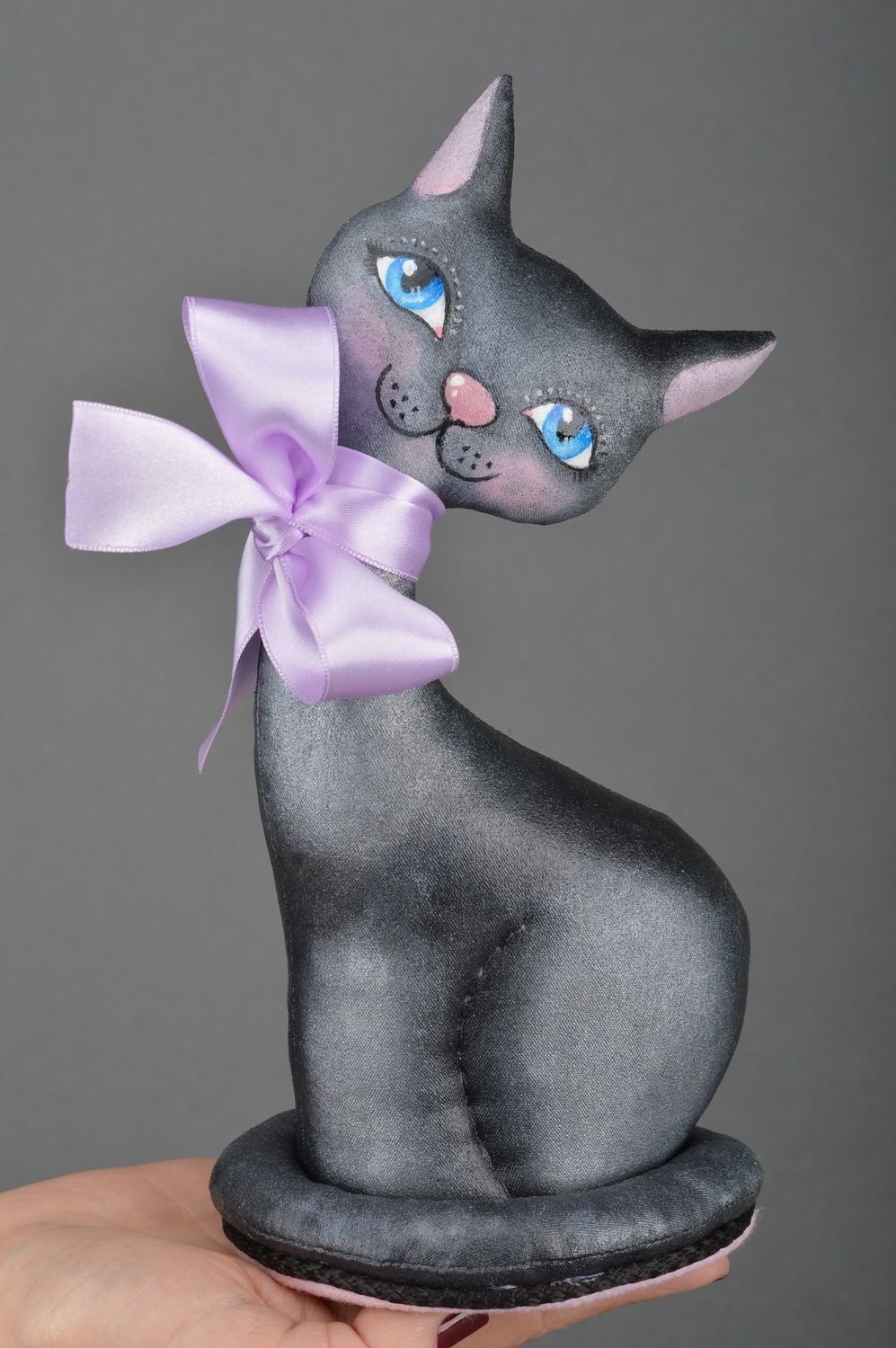 Handmade künstlerisches Kuscheltier Katze aus Stoff mit Schleife für Interieur foto 3