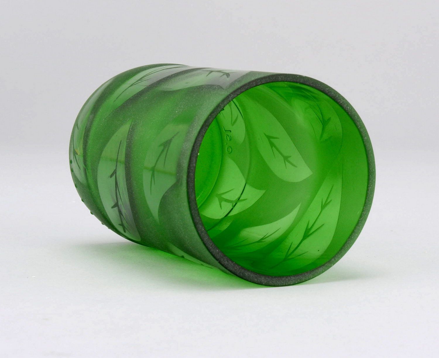 Copo de vidro verde com padrão foto 4
