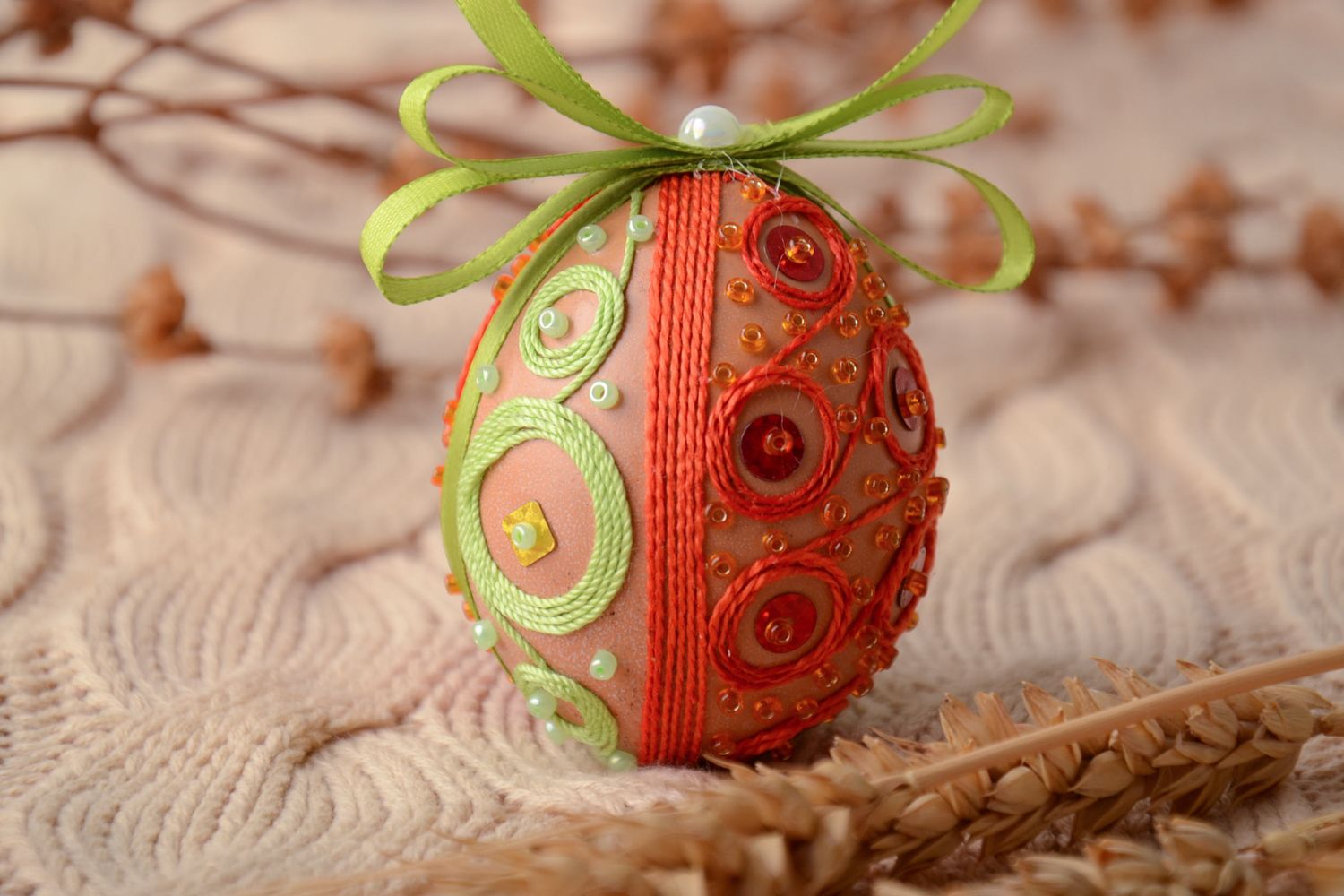 Œuf de Pâques à suspendre fait main avec perles de rocaille et paillettes photo 1