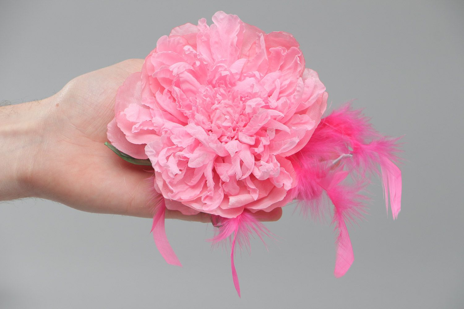 Шифоновая брошь в виде цветка пышного розового пиона ручной работы с перьями фото 4