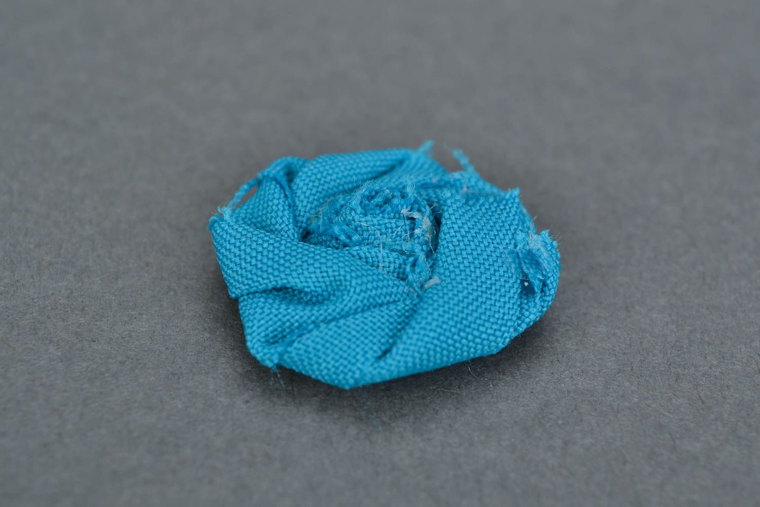 Роза из ткани голубая ручной работы фурнитура для создания аксессуаров  фото 4