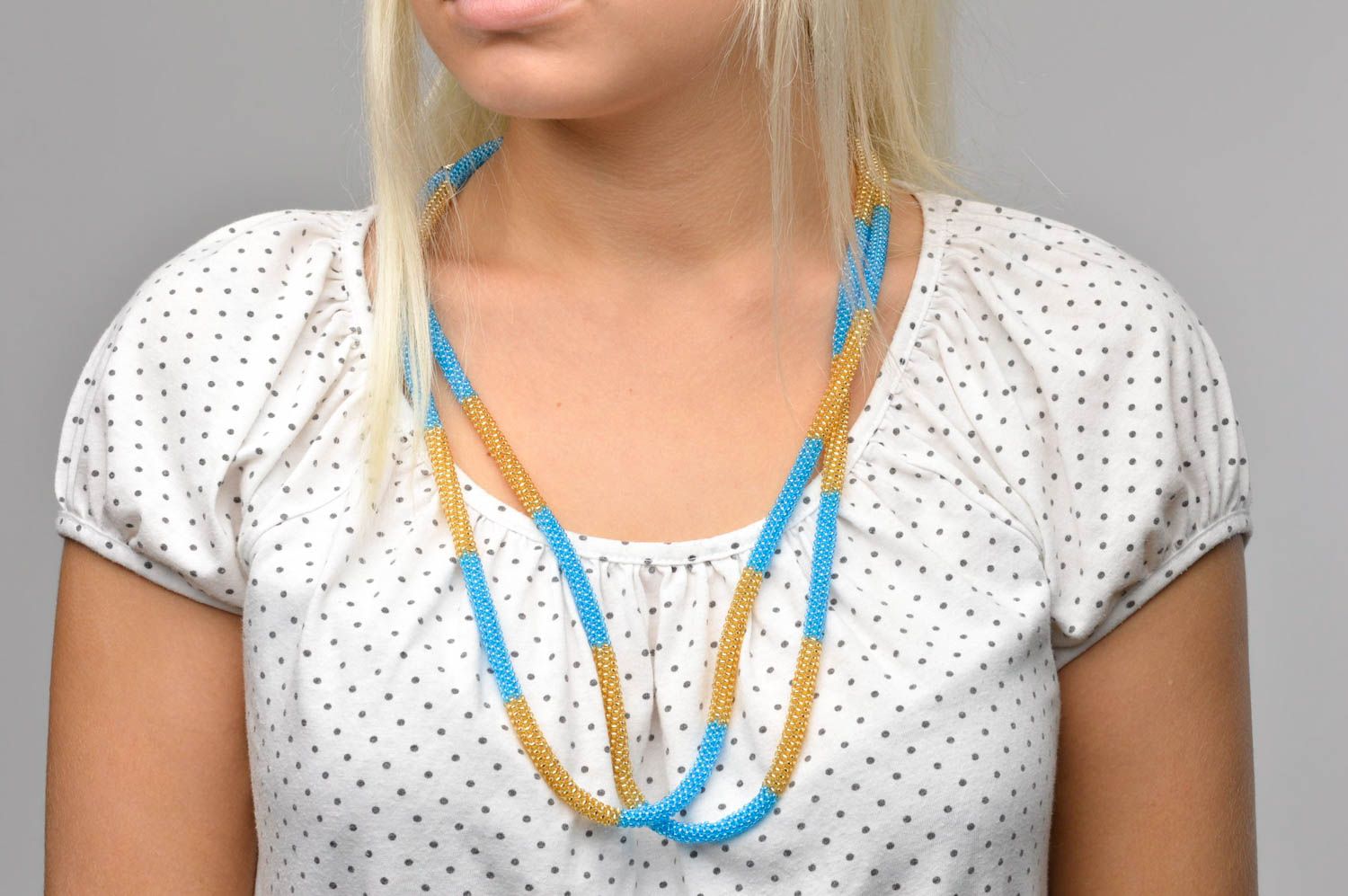 Collier long Bijou fait main bleu-jaune tissé en perles de rocaille Cadeau femme photo 3