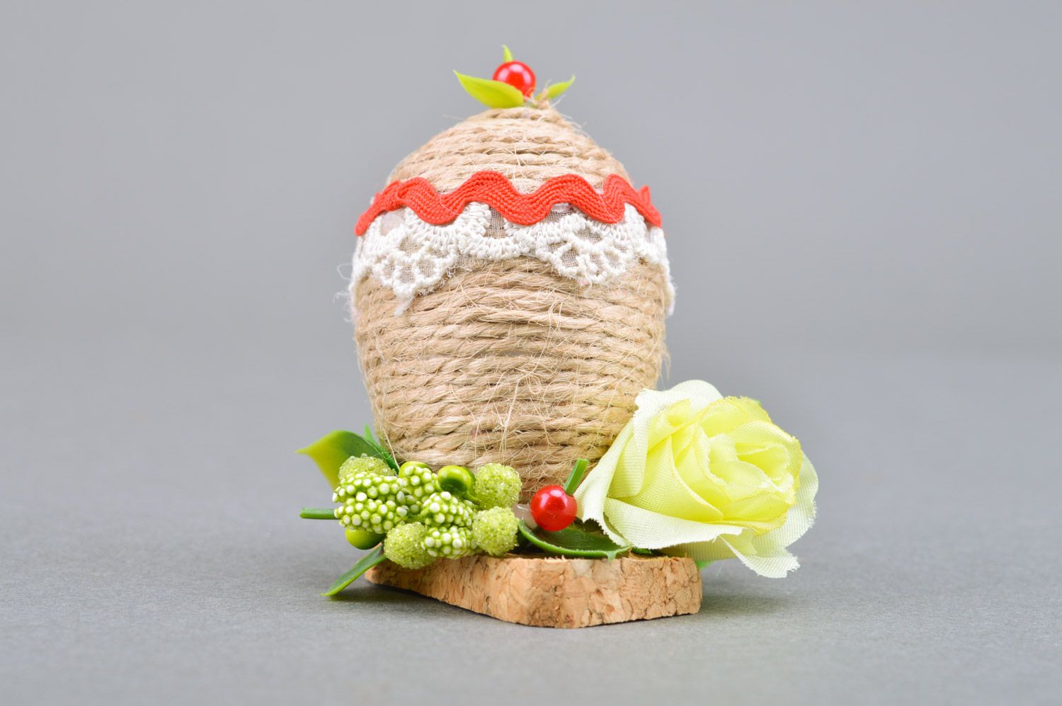 Handmade decorative burlap Easter egg woven over with woolen threads on stand photo 5