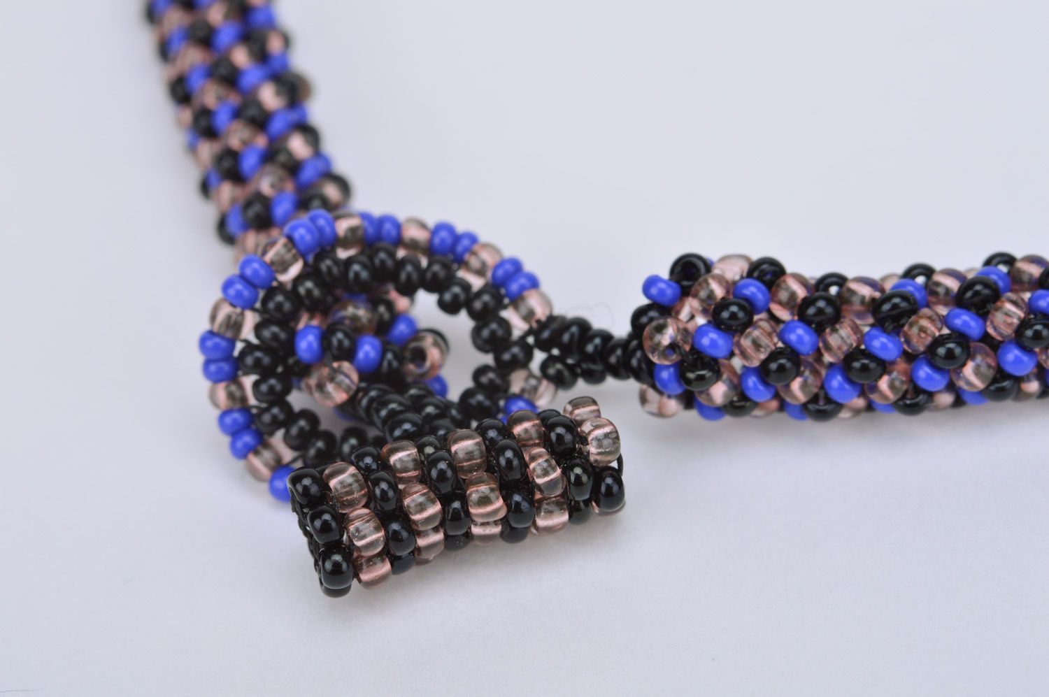 Blaues geflochtenes Collier aus Glasperlen künstlerisch luftig handmade foto 4