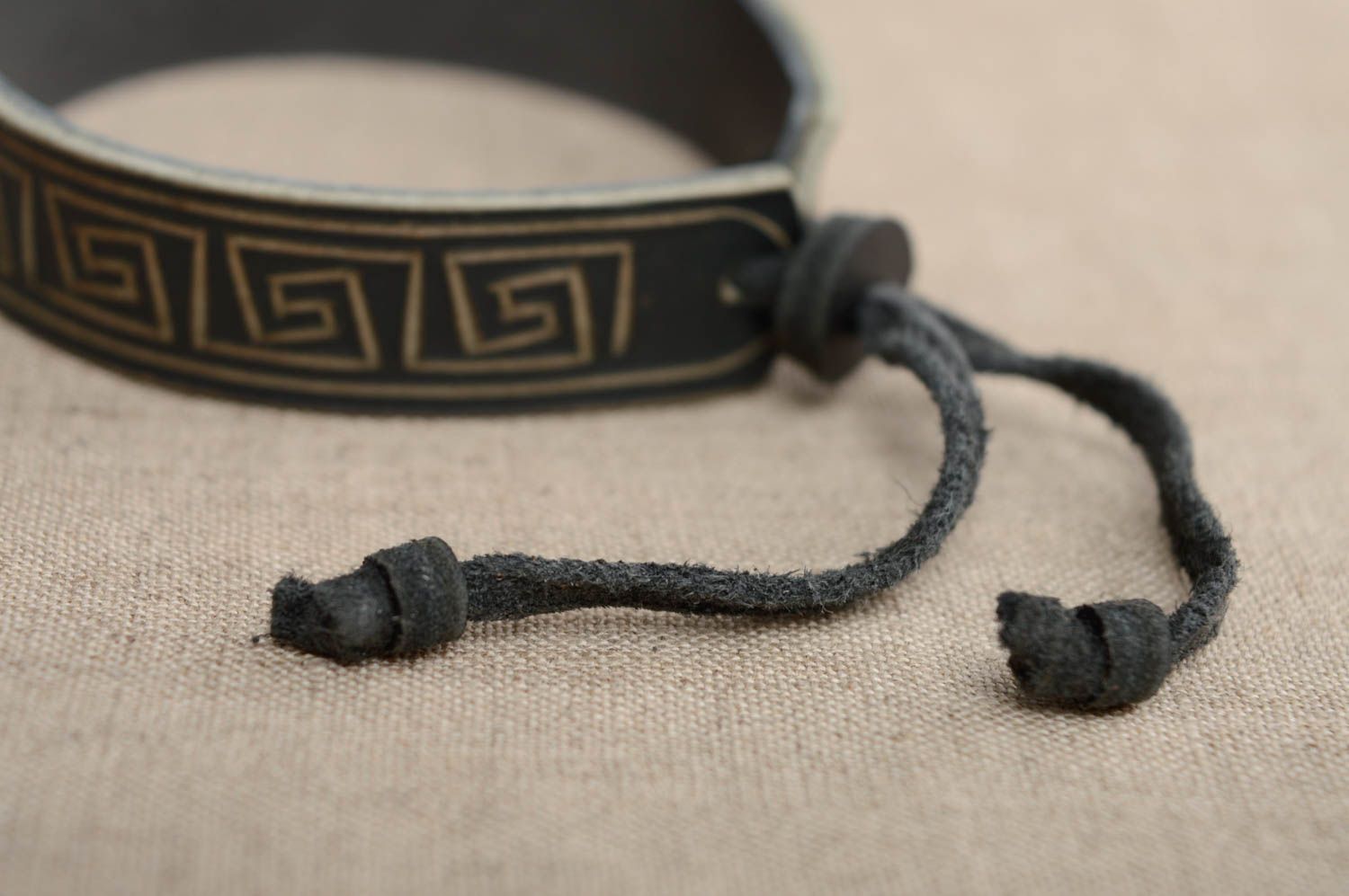 Bracelet en cuir naturel avec ornement fait main noir de style ethnique  photo 3