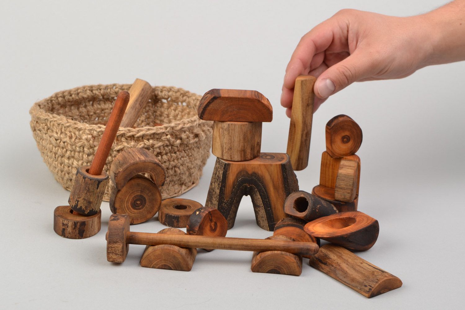 Juguete de madera para desarrollo en cesta mecano natural artesanal foto 2