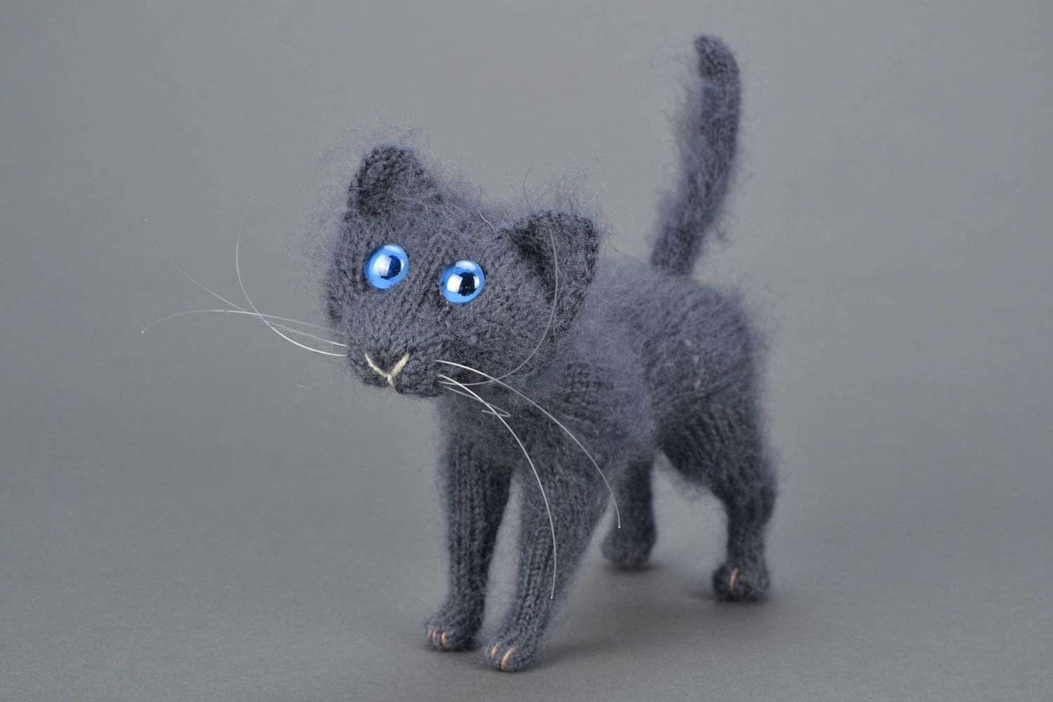 Мягкая вязаная игрушка ручной работы Серый кот фото 1