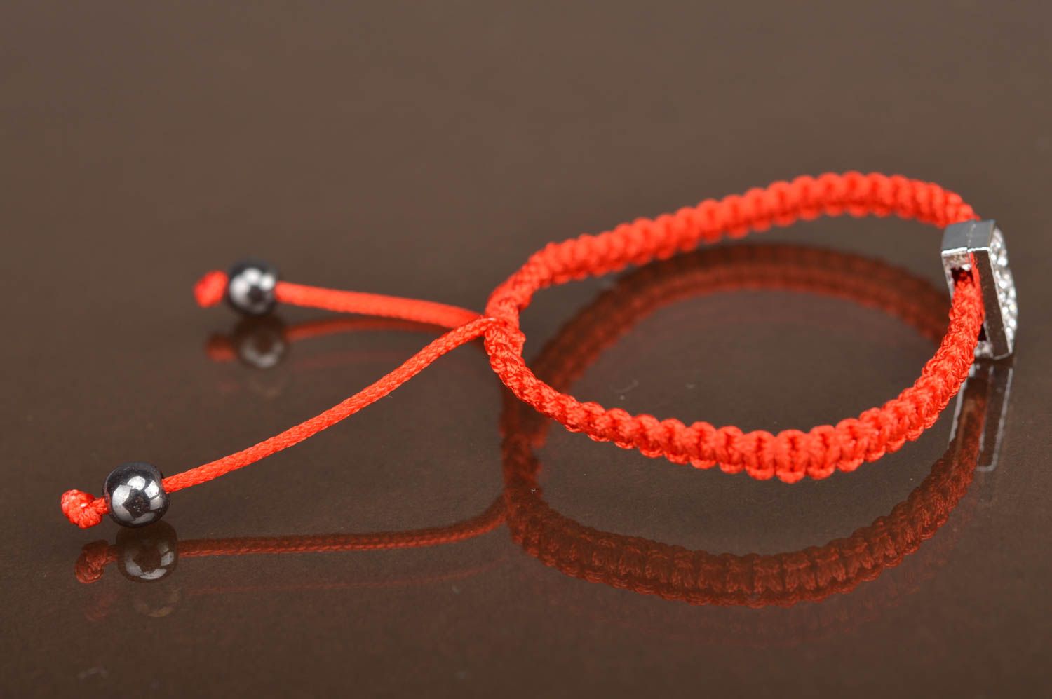 Красный тонкий стильный браслет с буквой В плетенный из нитей ручная работа фото 4