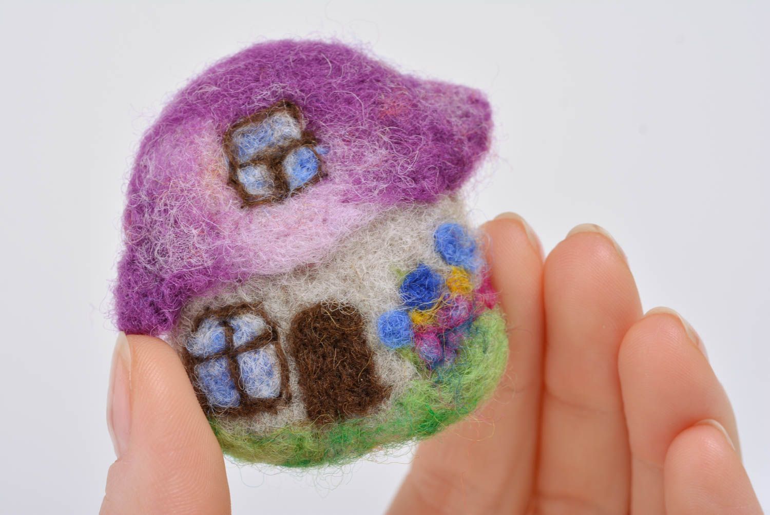 Handgemachte kleine Brosche aus Filzwolle lila künstlerisches Accessoire Haus foto 4