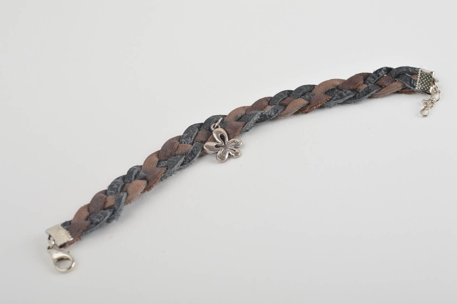Кожаный браслет ручной работы с подвеской браслет на руку украшение из кожи фото 2